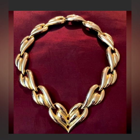 Beautiful gold tone designer love necklace new in box - Picture 2 of 4